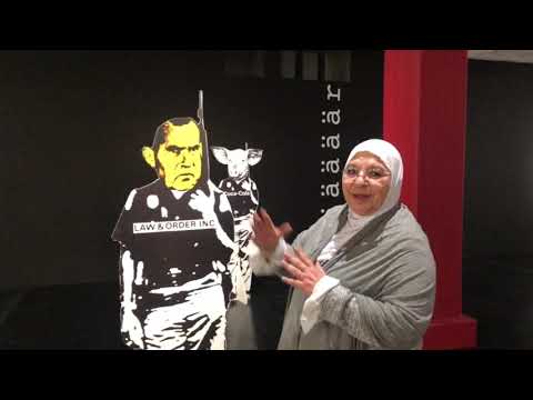 Åke Hodell:Motstånd - Fahyma Alnablsi, värd på Tensta konsthall, ger en introduktion på arabiska