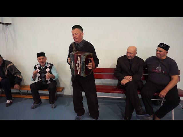 Ярышлар вакытында гармун тавышы залны моңга күмде. Соснадан Ягъфәр Хәбибуллин башкаруындагы көйләр бәйрәмгә үзгә ямь өстәде