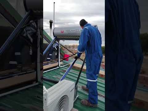 Instalación de termotanque solar en Vista Alegre Norte