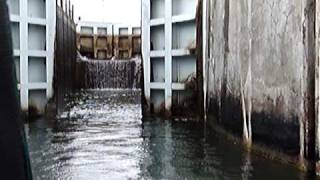 preview picture of video '10-3-2009 #1 Exiting the Cheboygan river lock.'