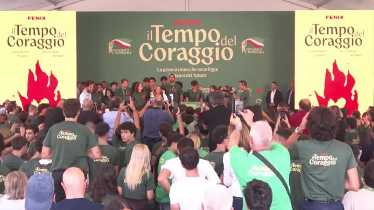 Meloni canta l'Inno di Mameli con i giovani di FdI sul palco di Fenix