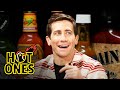 Video di Jake Gyllenhaal Gets a Leg Cramp While Eating Spicy Wings | Hot Ones