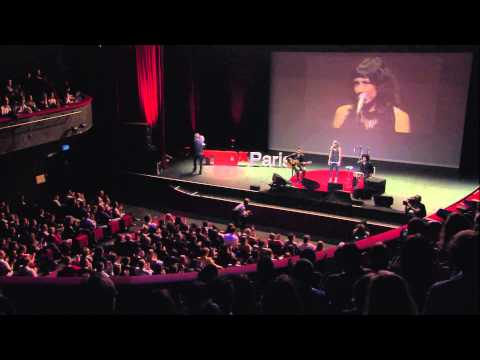 TEDxParis 2012 - Djazia Satour sur la scène de l'Olympia