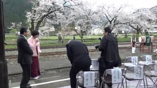 preview picture of video '若桜鉄道SL走行社会実験-１。若桜駅。発車セレモニー前の記念撮影風景。2015/4/11'