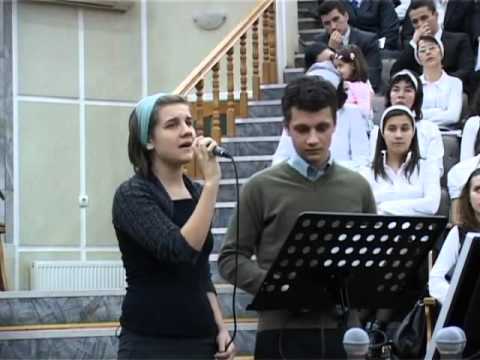 Pe-un deal, pe-o cruce, pe-un lemn răstignit - Raul și Raluca Ursan