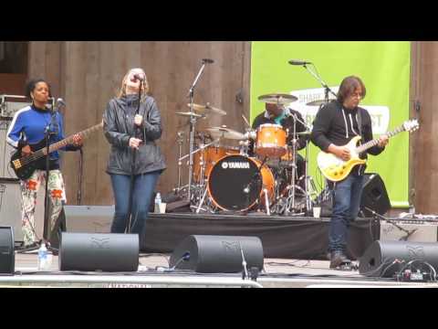 Joan Osborne Soundcheck-Let's Just Kiss And Say GoodBye, Stern Grove 7-17-2016