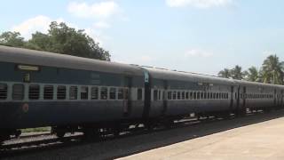 preview picture of video 'Okha Rameswaram Express Passing Kodumudi Station'