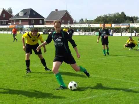 Spelmoment uit sv Meerkerk 1-SV Capelle 1