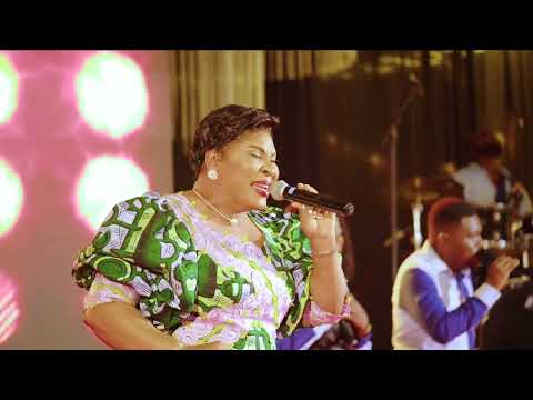 Maman L'or Mbongo - Pesa ngai Makasi ( Live Concert ) Lubumbashi