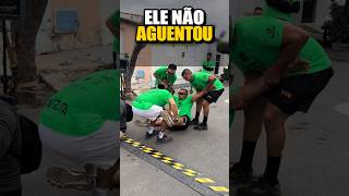 Ele começou correndo e terminou sendo carregado! 😳
