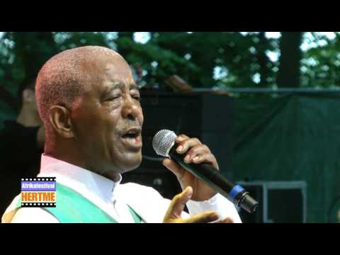 Mahmoud Ahmed - Bemin Sebeb Letlash - LIVE at Afrikafestival Hertme 2015
