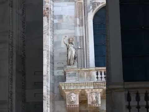 ESTÁTUA da LIBERTA' em Milão 🥰😍😇