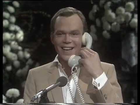 Wim Hogenkamp met Toon Hermans aan de telefoon