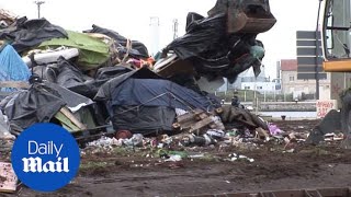 Grabbers destroy Calais refugee encampments (archive) - Daily Mail