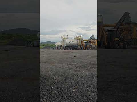 aguardando a vez para carregar asfalto curimatã Piauí Brasil 🇧🇷
