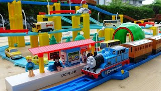 Download lagu Plarail Thomas & Minicar☆Let's run on the Plaroad and Big Thunder Mountain courses mp3