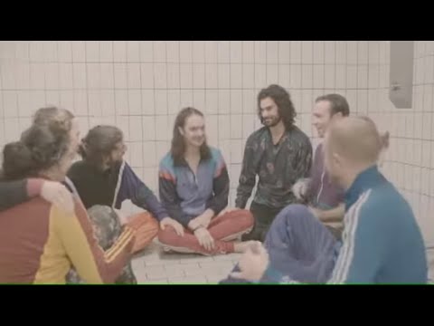 download lagu mp3 mp4 Flyinglow, download lagu Flyinglow gratis, unduh video klip Flyinglow