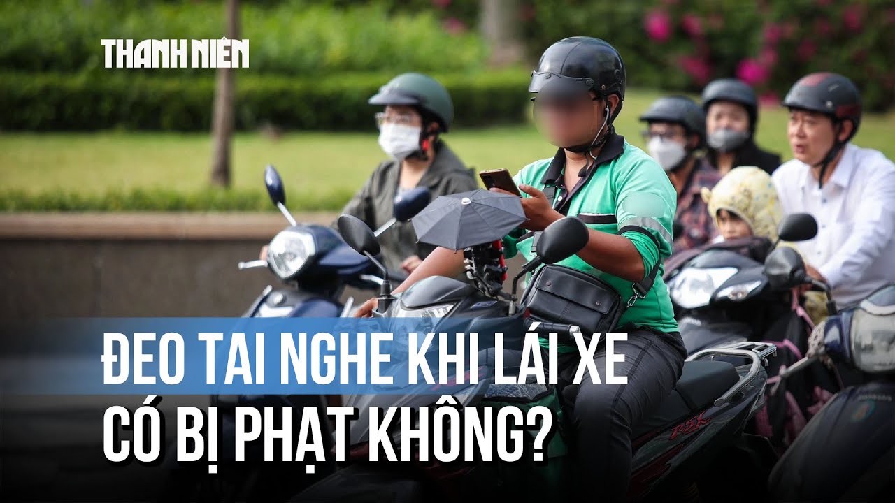 Đeo tai nghe khi lái xe: Người bị phạt, người không sao?