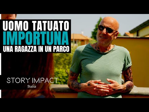 Uomo importuna una ragazza, mentre i genitori guardano il cellulare!