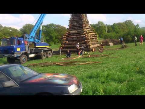 Řevnice stavba vatry na čarodějnice
