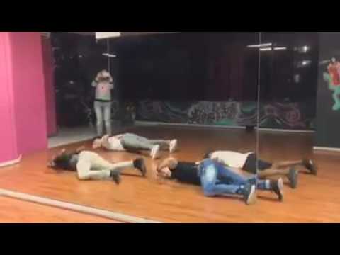 Reto de baile-bailar como itssblake el que está adelante parte izquierda