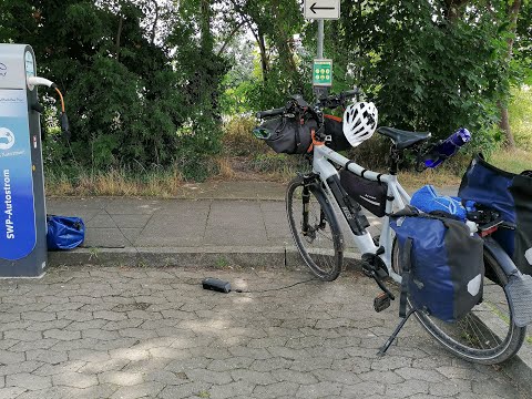 E-Bike an Ladestation für E-Auto laden