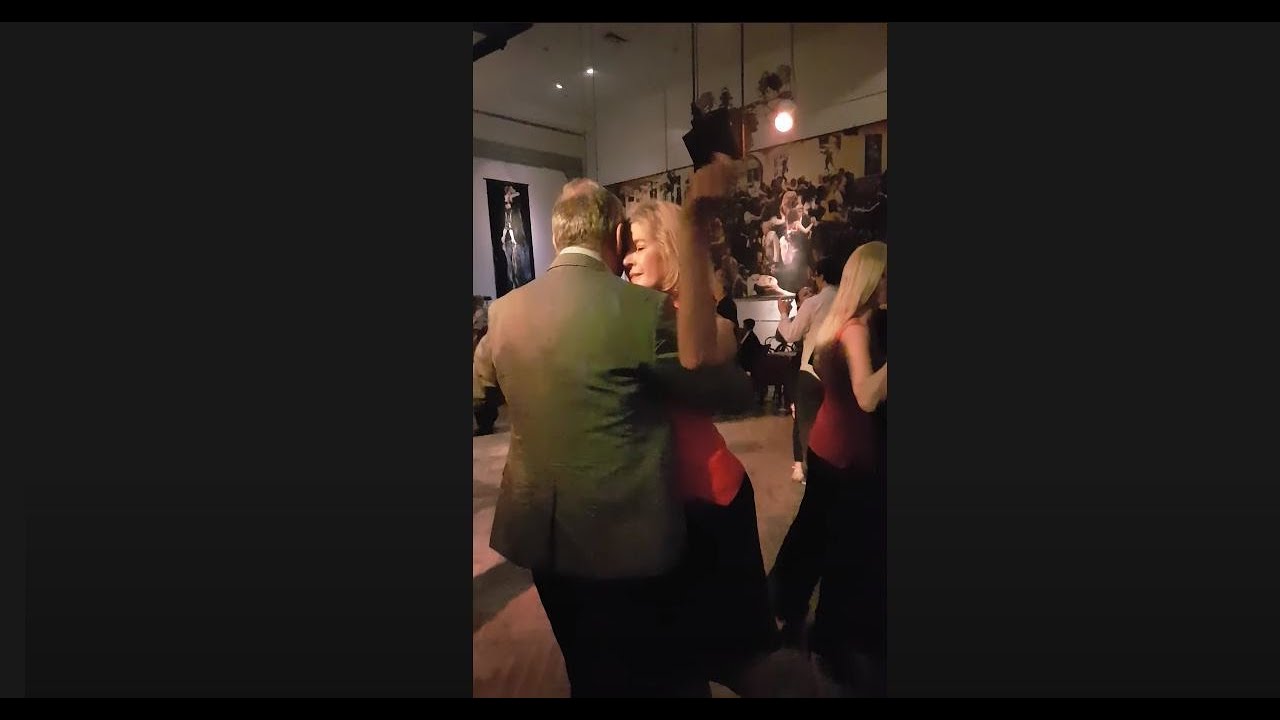 Baile de tango social en milonga, Jennyfer y Carlos Neuman tango Buenos Aires 2018
