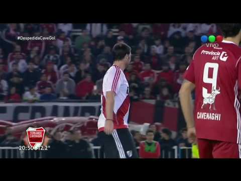 Pichu se metió a jugar en la despedida de Cavenaghi