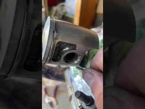 Lets pull off the Yz85’s piston and check the rod bearing before the top emd rebuild! ⚙️#darzrt