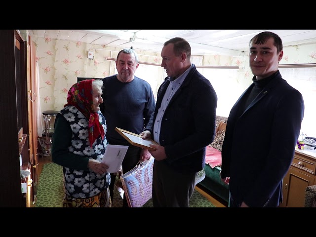 Ветерана труда Клавдию Левушкину поздравляет глава района Александр Никошин