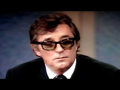 Robert Mitchum Gives His wife the Finger