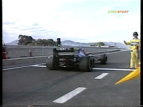 Perry McCarthy's Andrea Moda fails at the pitlane exit - Spain 1992