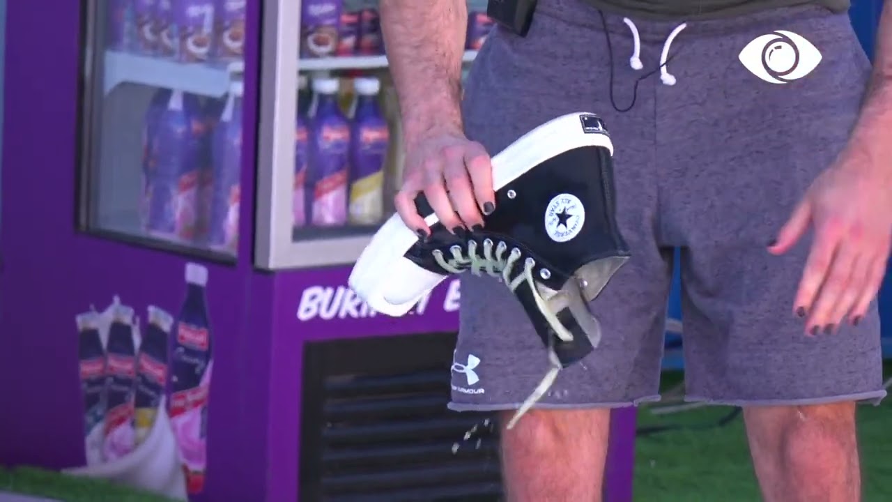 Këpucët notojnë në pishinë, Kristi nis t'i nxjerrë