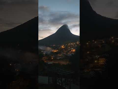 Salva de fogos anuncia o amanhecer no bairro Itaporanga, em Santa Maria Madalena RJ. 26  julho 2026