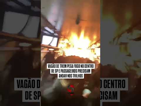 Vagão de trem pega fogo no centro de São Paulo e passageiros precisam andar nos trilhos.