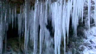 preview picture of video 'Behind an icy waterfall in frozen Fife'