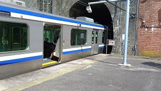 E235系1000番台 田浦到着と発車