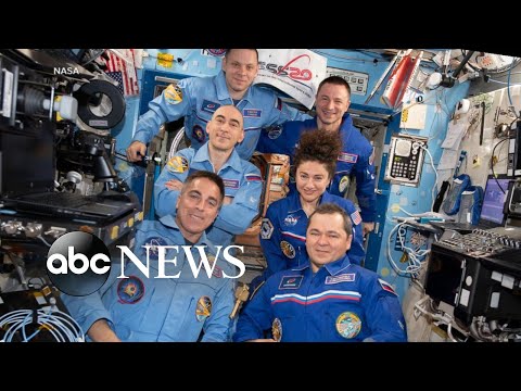 太空人漂浮在流行病的上空。 (Astronauts float above a pandemic)
