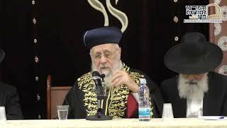 שיעור ממנהיג הדור מרן רבינו יצחק יוסף שליט"א בישיבת בין הזמנים "בני תורה" רחובות (מורשת מרן) - התמונה מוצגת ישירות מתוך אתר האינטרנט יוטיוב. זכויות היוצרים בתמונה שייכות ליוצרה. קישור קרדיט למקור התוכן נמצא בתוך דף הסרטון