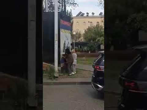 Երևանում երկու կին պոկում են Արցախի դրոշը