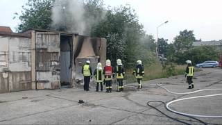 preview picture of video 'Garagenbrand starke Rauchentwicklung - Feuerwehr Pritzwalk - 10.07.2012'