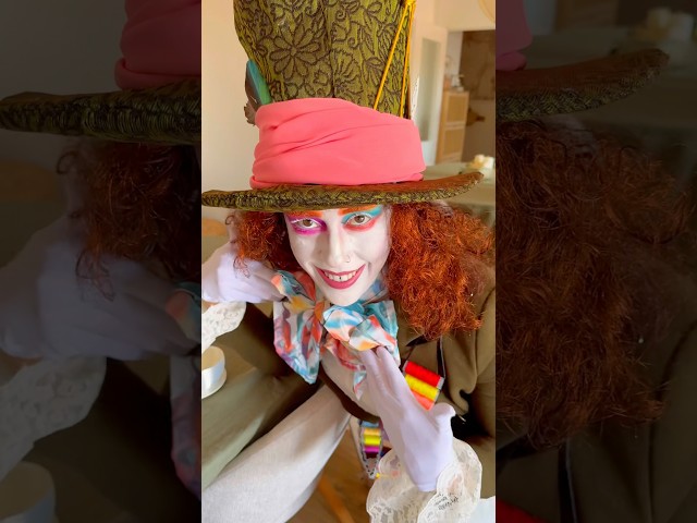 Vídeo relacionado con FIESTAS GUIRCA | Minihat Chistera Roja con Diadema (Talla Única) - Accesorio de Sombrero para Fiestas de Disfraces, Carnaval y Halloween - Ideal para Todos los Usuarios - Rojo