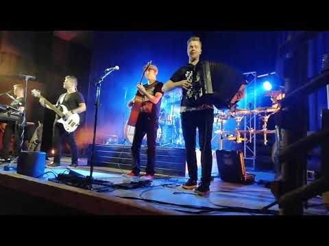 Hurma-Rantakoivun alla