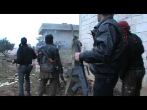 تمركز عناصر كتيبة أبو عبيدة بن الجراح في محيط أحد مقرات النظام في بلدة حياليين في ريف حماة