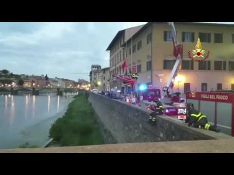 VIDEO VIGILI DEL FUOCO RAGAZZA CADE DALLA SPALLETTA ARNO