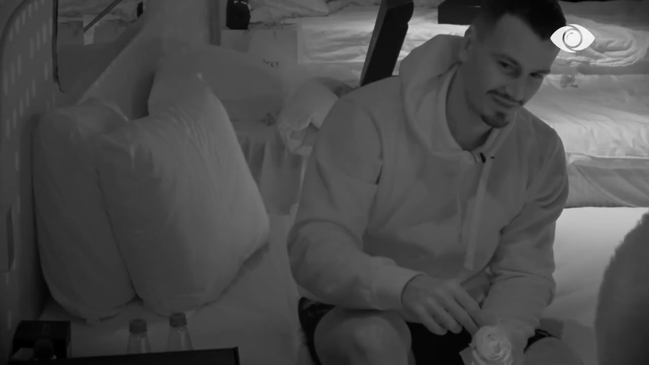 “U mërzite se nuk të pranova bastin?”/ Mateo i afron Bolin Brikenës, e mbulon me petale trëndafili