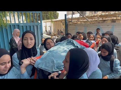شاهد تلميذات فلسطينيات يشاركن في تشييع زميلتهن التي قضت برصاص إسرائيلي في جنين