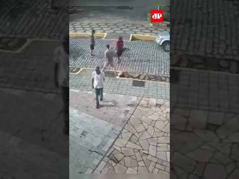 Mulher é baleada no cortejo de corpo da mãe em MG #shorts