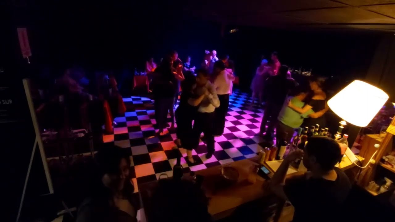 Escuchen mi compás ¿no ven que soy gotán? Me quiebro en mi canción como un puñal de acero pa cantar