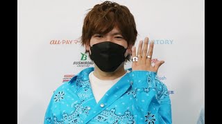 最新ニュース -  EXITりんたろー。結婚指輪をつけてイベント登場「一応、本物で…」